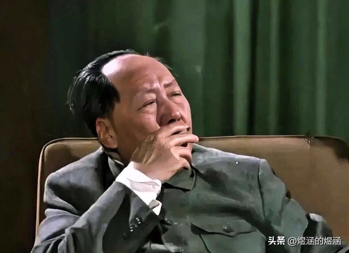 伟人眼光高瞻远瞩，提出改造知识分子，培育社会主义知识分子。劝导众人摒弃精致利己思