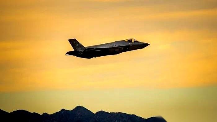 美军的王牌战机F-35，出大事了。
五角大楼的采购单上，2026年的订单数直接从