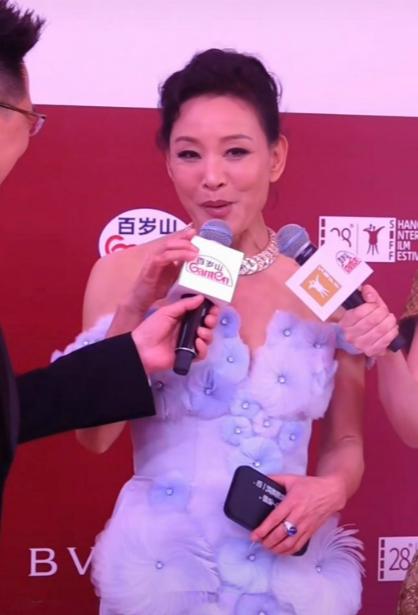 明明拿着美国护照，偏要在上海电影节红毯上强行煽情说 "回到了自己家里"，结果迎来