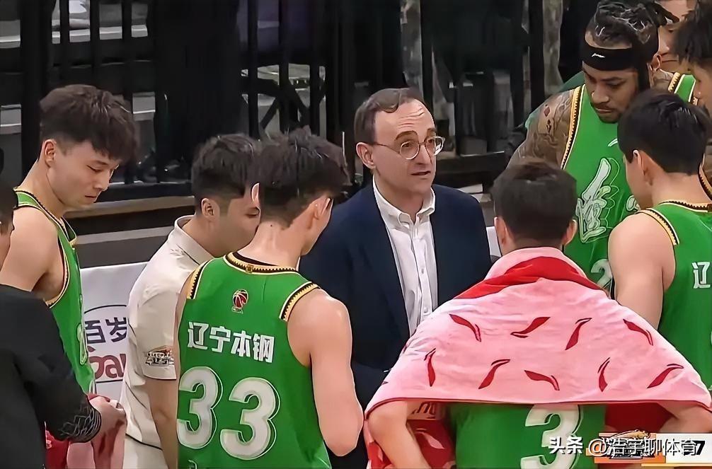 接连负于吉林和广州队，辽篮遭遇客场两连败，从第二阶段的开局豪取六连胜，到目前近四