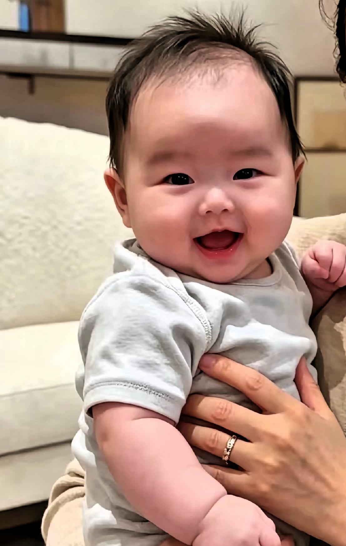 血脉相连太奇妙！小玥儿一出现，汪小菲小儿子判若两人
 
都说亲情是刻在骨子里的羁
