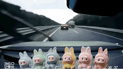 我建议交通法规添加一条：高速上别车的，只要证据充分，扣12分罚款5000。图中俩