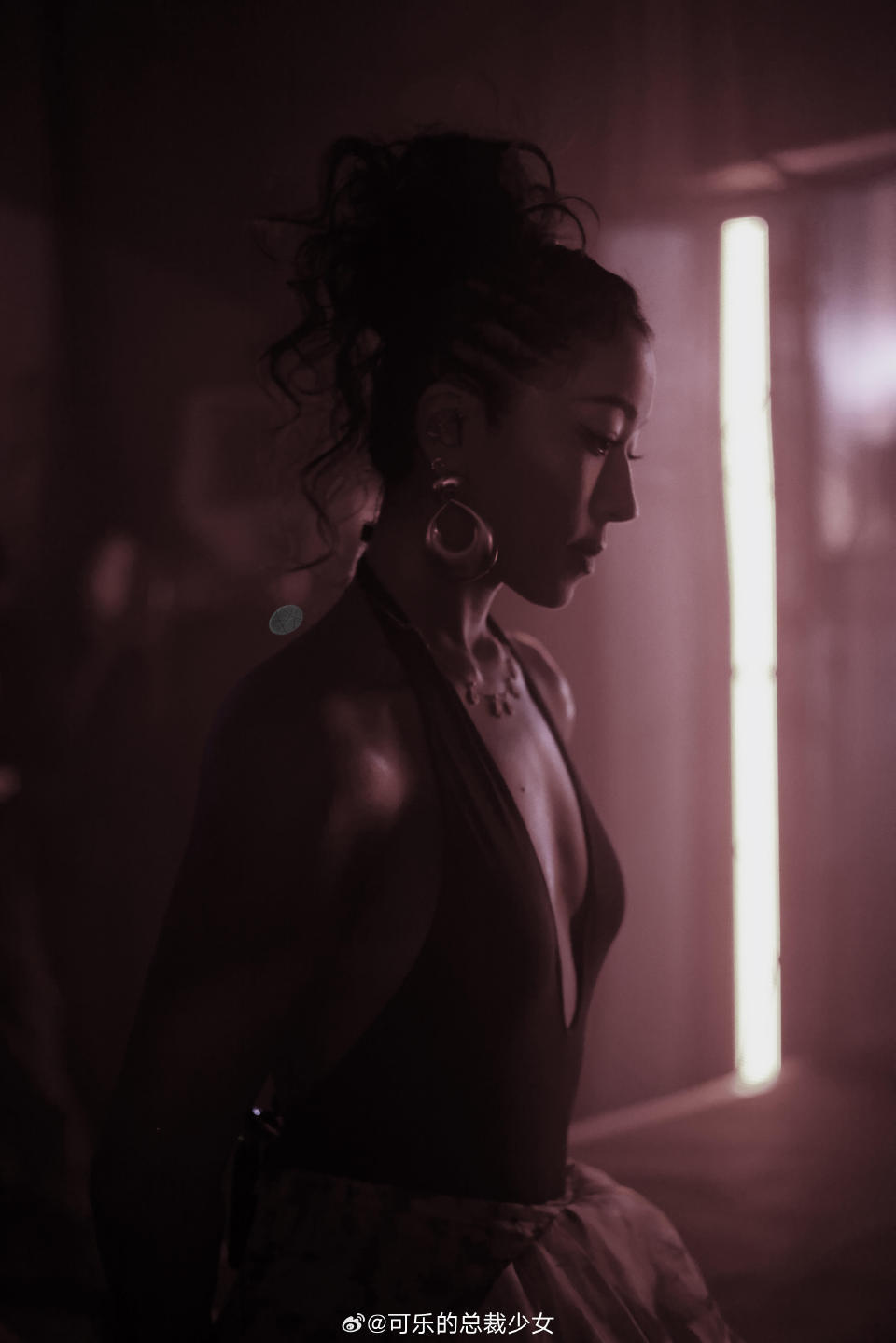 吉克隽逸背部的肌肉线条感 吉克隽逸的背部线条太有魅力，清晰流畅、紧致不柴，力量感