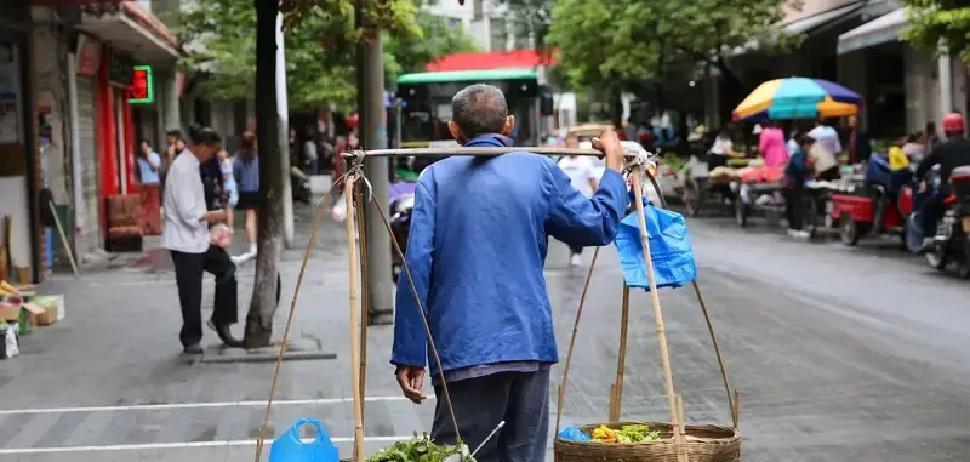 三十块钱。

这是一个卖菜大叔，从早上六点半到下午五点的全部收入。
我路过跟他聊