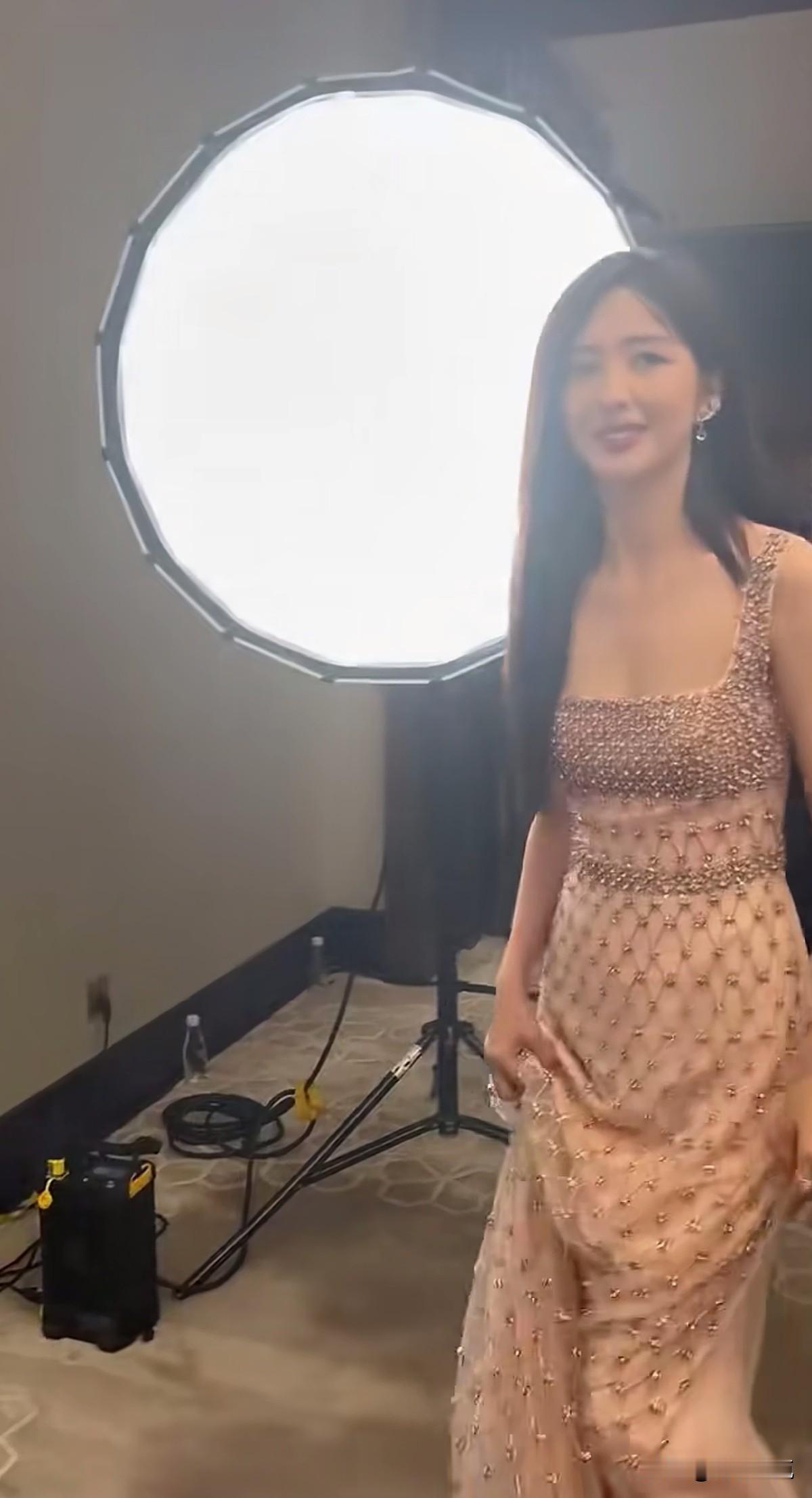 佟丽娅的美，是“眼含星辰、笑带春风”的端庄灵动，仿佛西域月光洒在江南水乡，明艳中