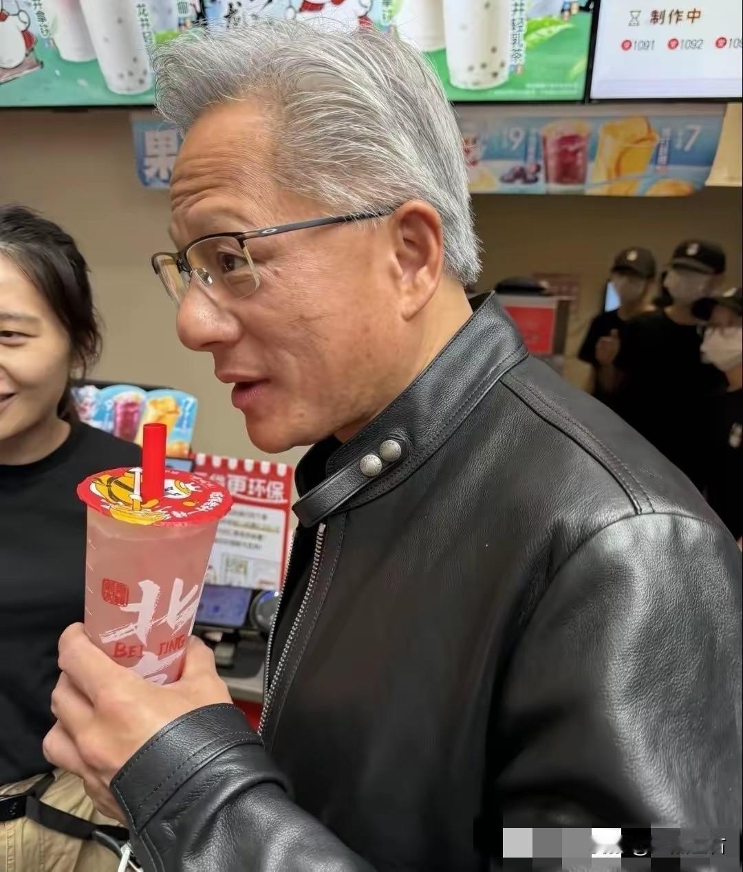 这大夏天的，穿个皮衣不热吗？

真的是和别人与众不同啊。