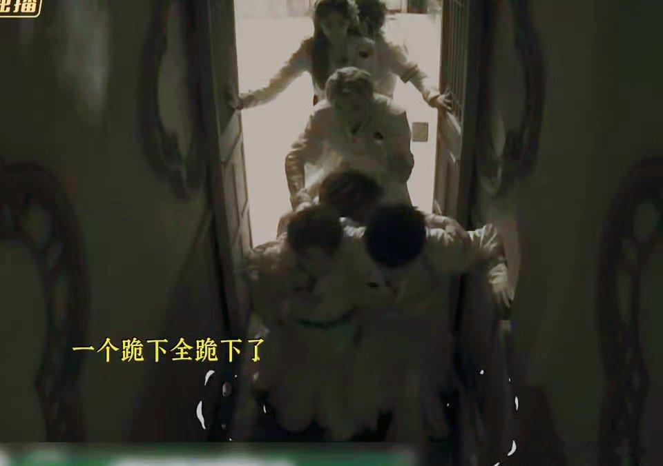娜扎我也要跪吗[鲜花]太逗了，现在男生都没有女生胆子大，这以后怎么靠他们保护啊，