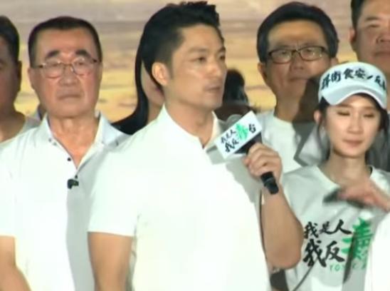就在今日上午，台中市长卢秀燕受访时表态支持“倒阁”，认为今年底本来就有地方选举，