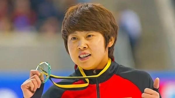 近日，黑龙江省体育局官网发布公示，拟推荐奥运冠军王濛申报破格晋升国家级教练。公示