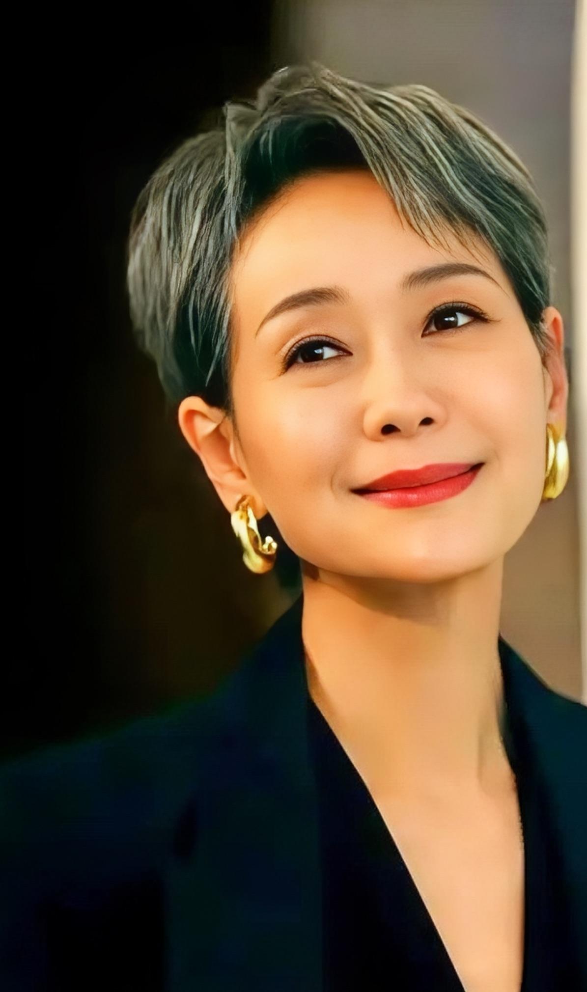 叶童回应亲哥哥李中宁当保安。叶童说，我知道他现在在香港当保安，收入很低，但我不会