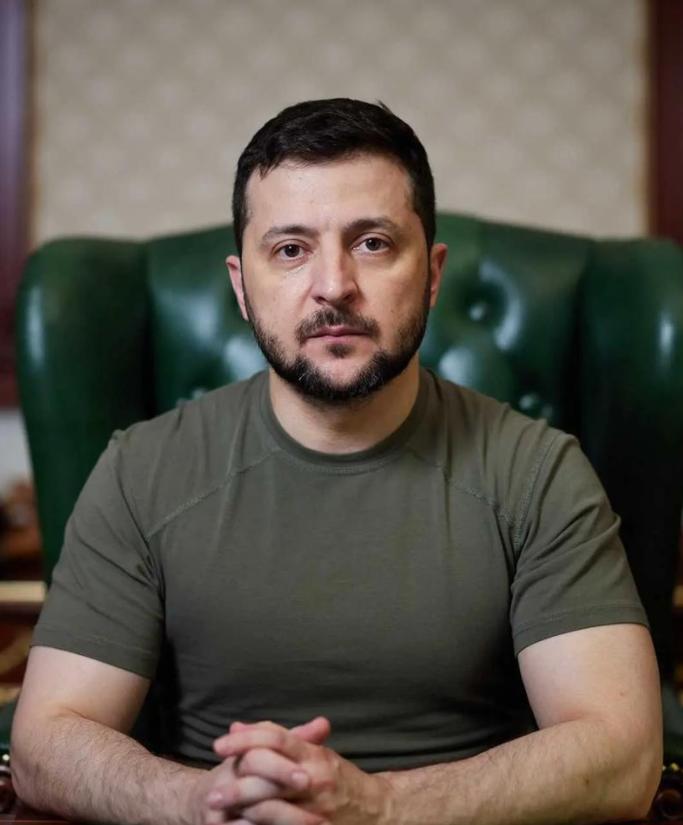 某群体最恨的人是泽连斯基，说是他把乌克兰弄成现在这个样子的，可是，他们不愿意提的