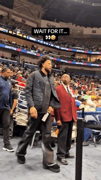 状元被绊了一下，恰巧被球迷拍到，他生气地告诉球迷：你最好把那一段删掉
本赛季，活