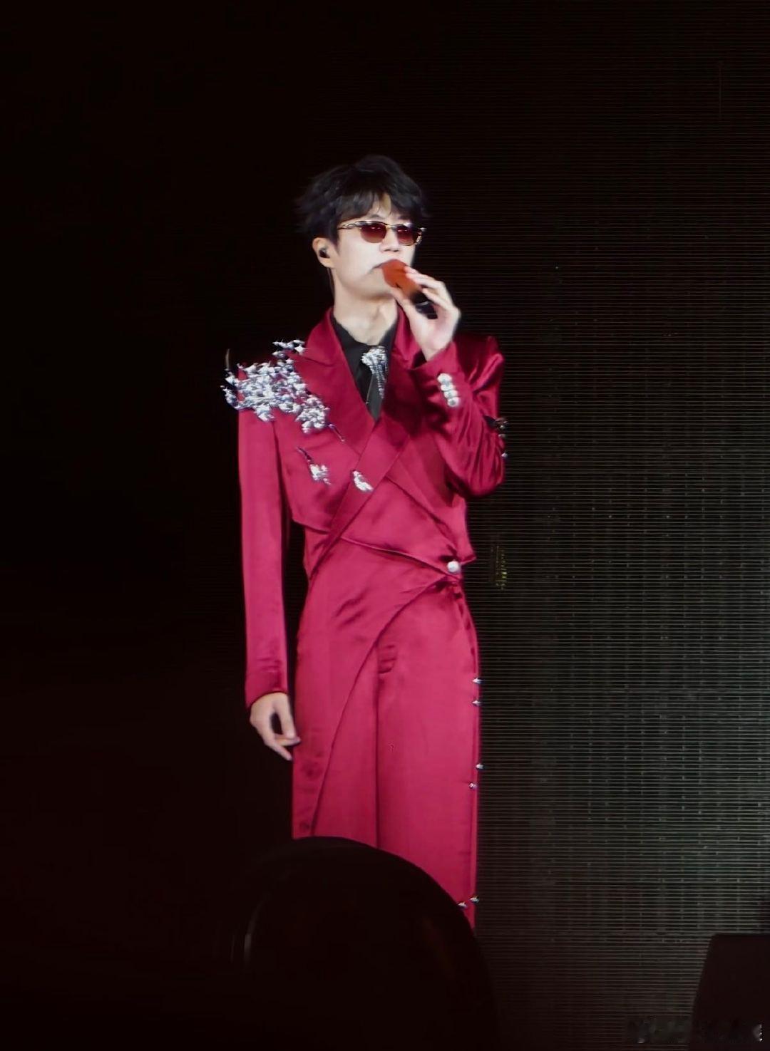 许嵩演唱会红西装造型绝了谁被许嵩广州演唱会这套红西装戳中，明艳的红色西装站上舞台