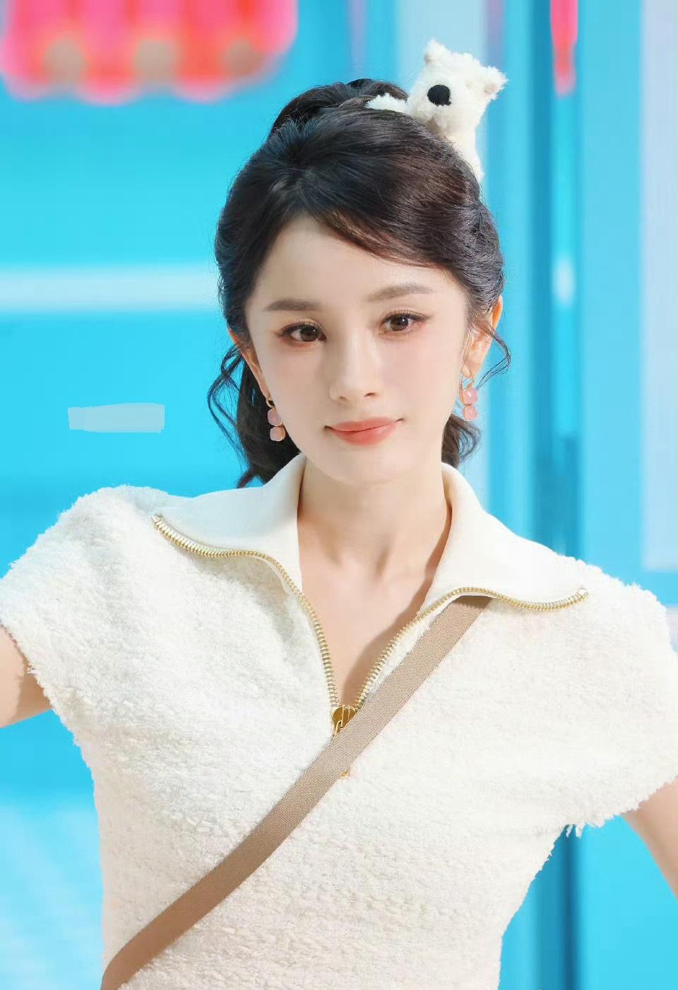 今日杨幂在出席时尚活动的时候穿的好年轻，看起来也很有青春活力气息，真的是非常的迷