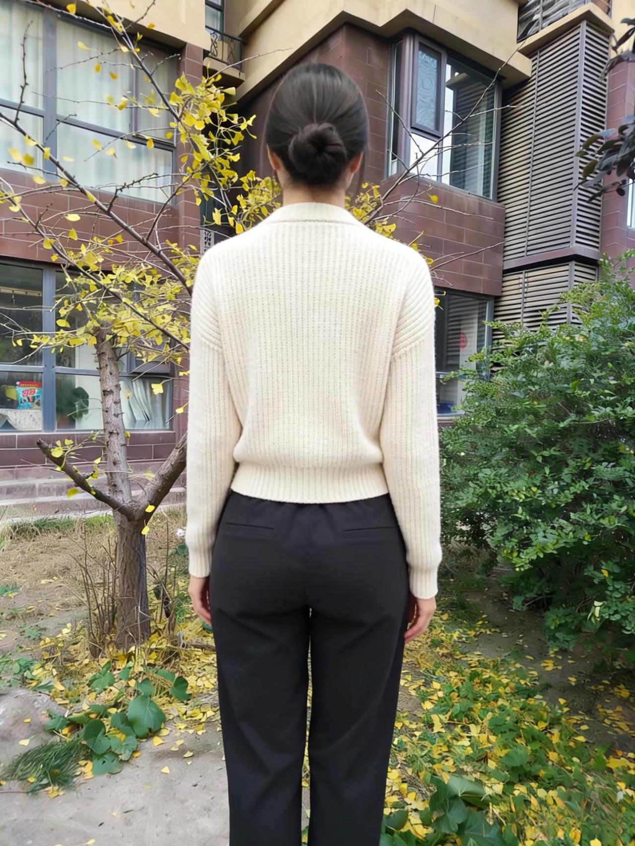 白衫黑裤立秋光，银杏飞金落鬓旁。
一抹纤腰凝晓露，恍如仙姝下潇湘。