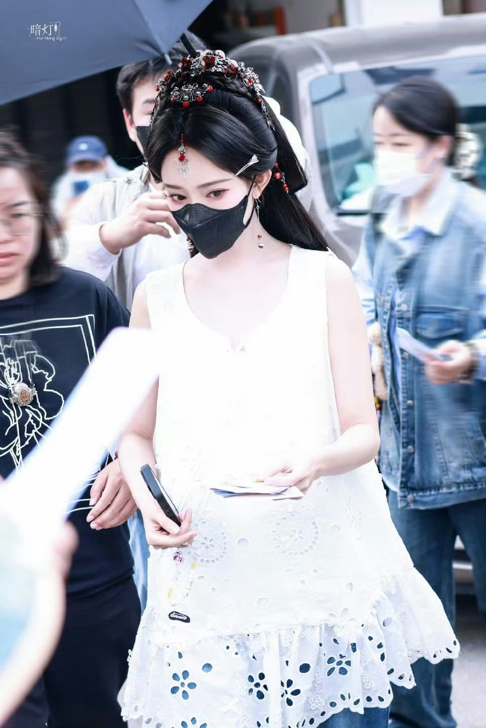 孟子义百花杀最新路透，这个沈汐和好美，简单的装束都抵挡不住美貌。 ​​​