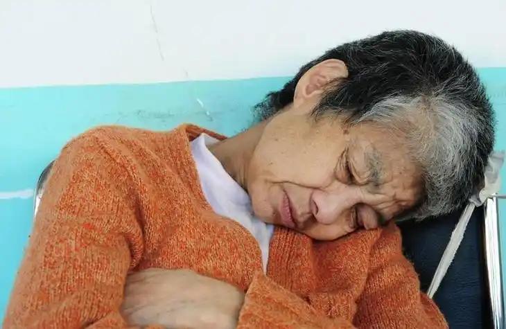 凌晨三点，我被急促的敲门声惊醒，开门就看见邻居王哥瘫坐在楼道，脸白得像纸，嘴里反