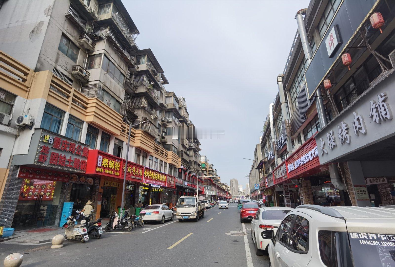 这都多少年没来袍江了。[允悲]“​进化”出一条美食街。​不过好像现在袍江并入滨海