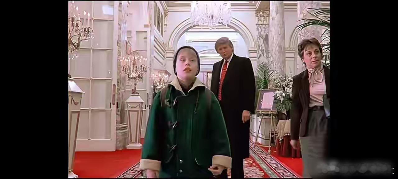 原来特朗普还是个演员，曾在1992年出品的《小鬼当家》里本色出演[允悲] ​​​