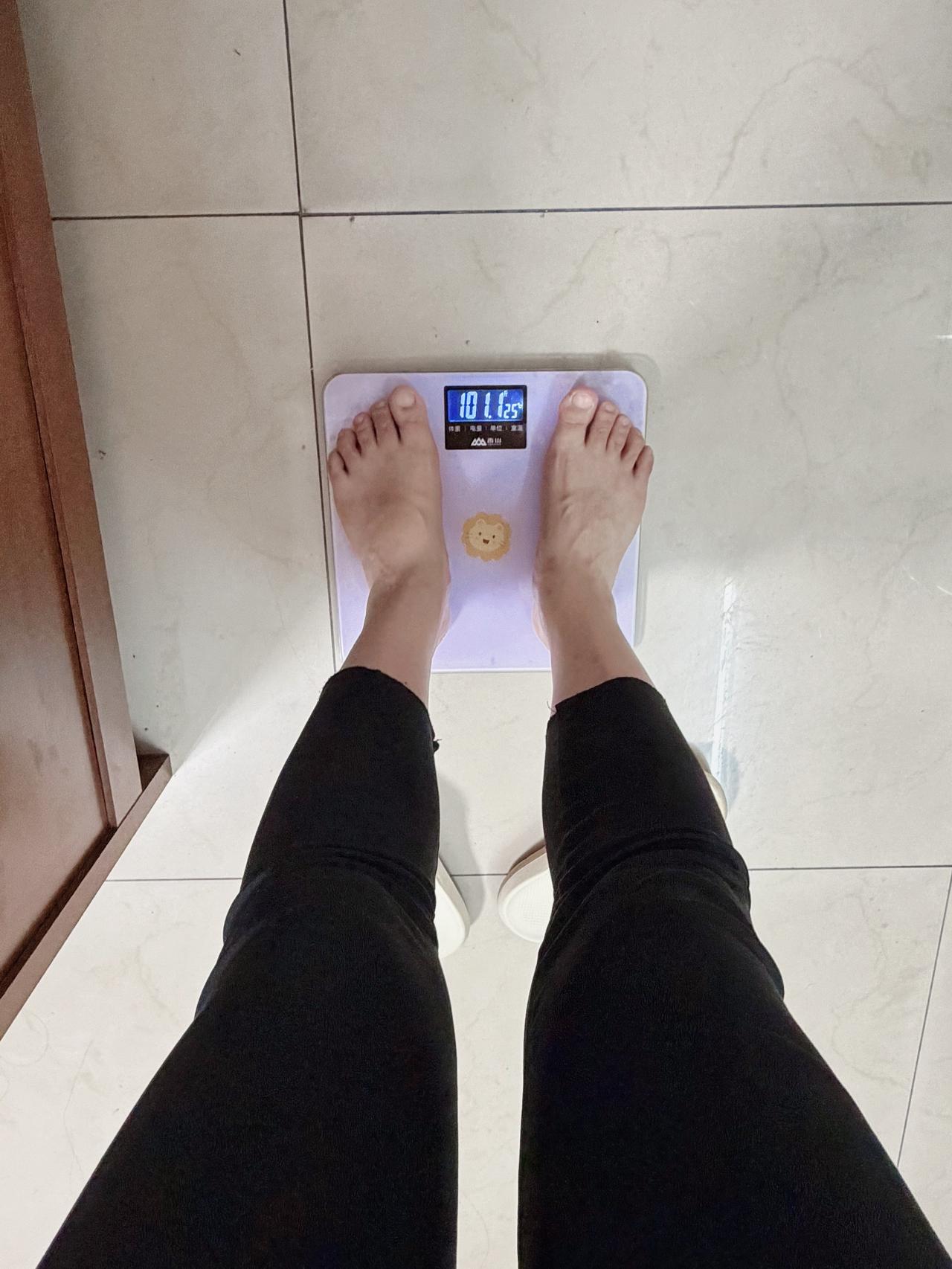 自律减脂健康餐，目标95斤，加油
今日减脂早餐：玉米+鸡蛋+黄瓜+黑咖啡
体重管