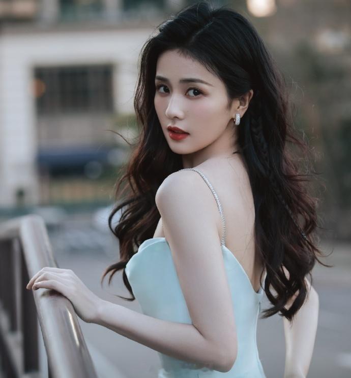 白鹿优雅迷人的淡蓝纱裙 ​​​