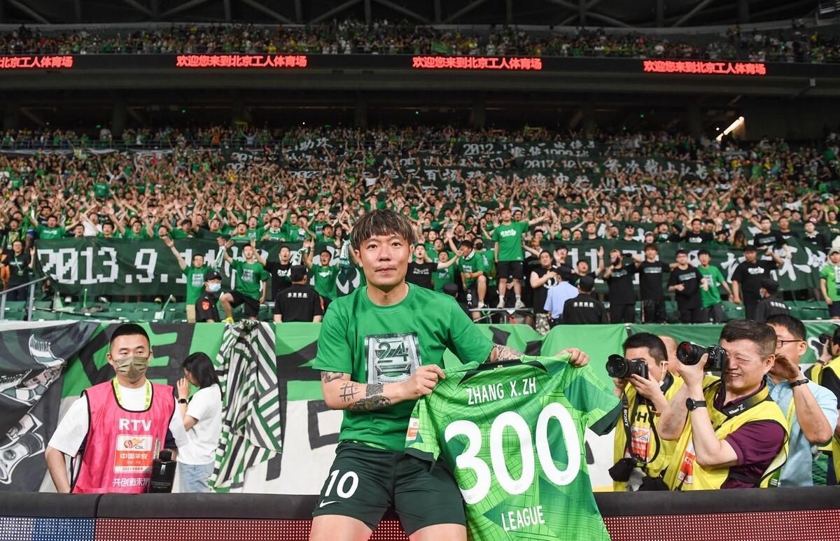 【张稀哲中超300场双喜临门：争取踢400场】上轮张稀哲迎来国安生涯第300场中