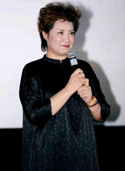 她年轻时身材高挑，貌美如花，气质优雅，清丽脱俗 ，有着精湛的演技和严谨的表演态度