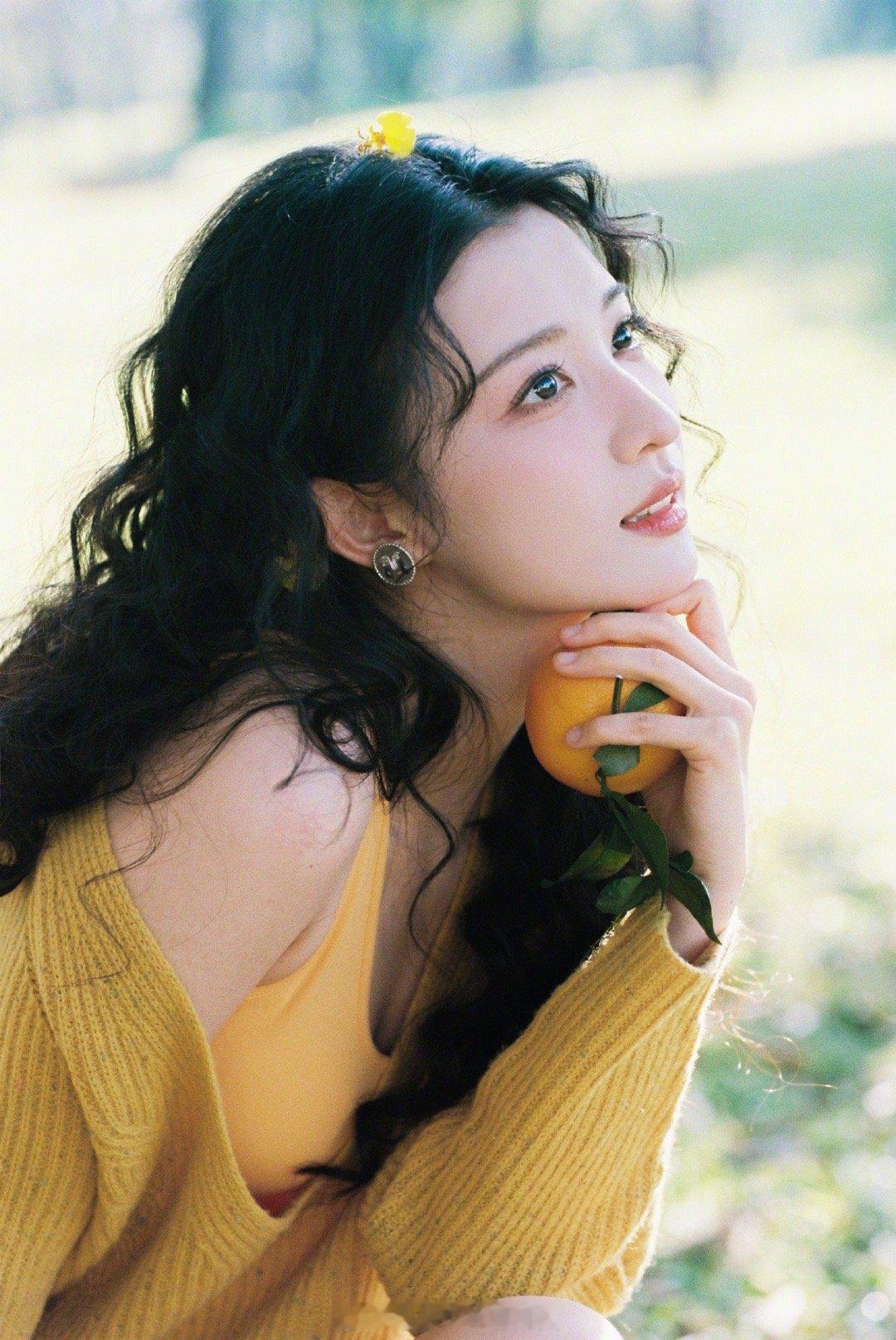 王楚然好明媚一张脸 王楚然的美，是那种明亮又温暖的美。这次的生日写真，明黄色毛衣