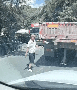 惊呆了，大货车这种靠边停车的方法，完全可以推荐给所有停车困难的小伙伴们。    