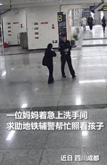 谁说平凡日常难见温情？据媒体5月8日报道，地铁一号线人民北路站内，一位独自带襁褓
