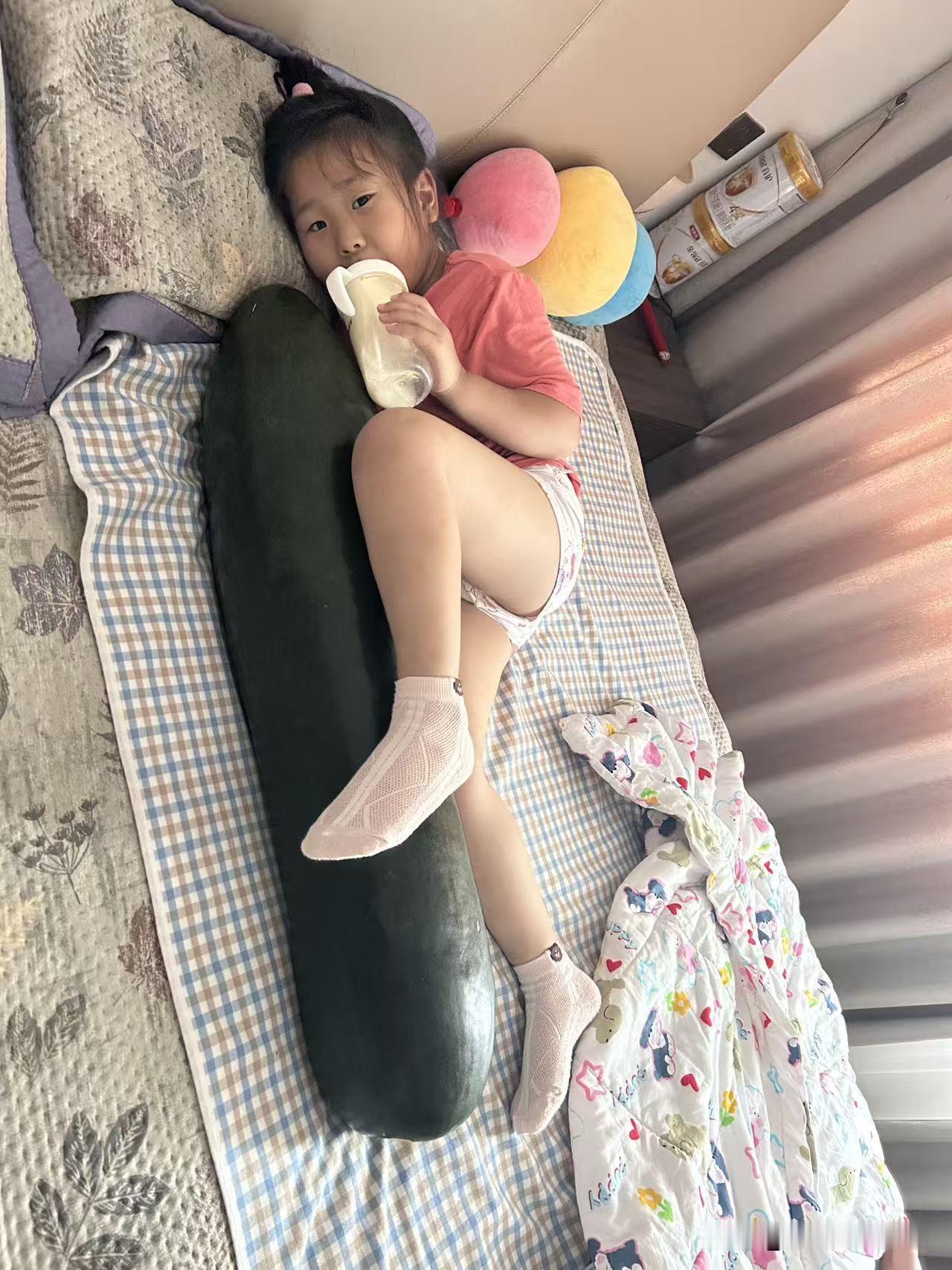 儿子听人说，古人过夏天是用冬瓜降温避暑的。于是就在超市给女儿买了一个大冬瓜。
大