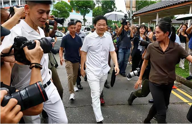 新加坡总理黄循财说，“世界上没有国家能取代美国。”这话除了狗仗人势，跪舔以外，还