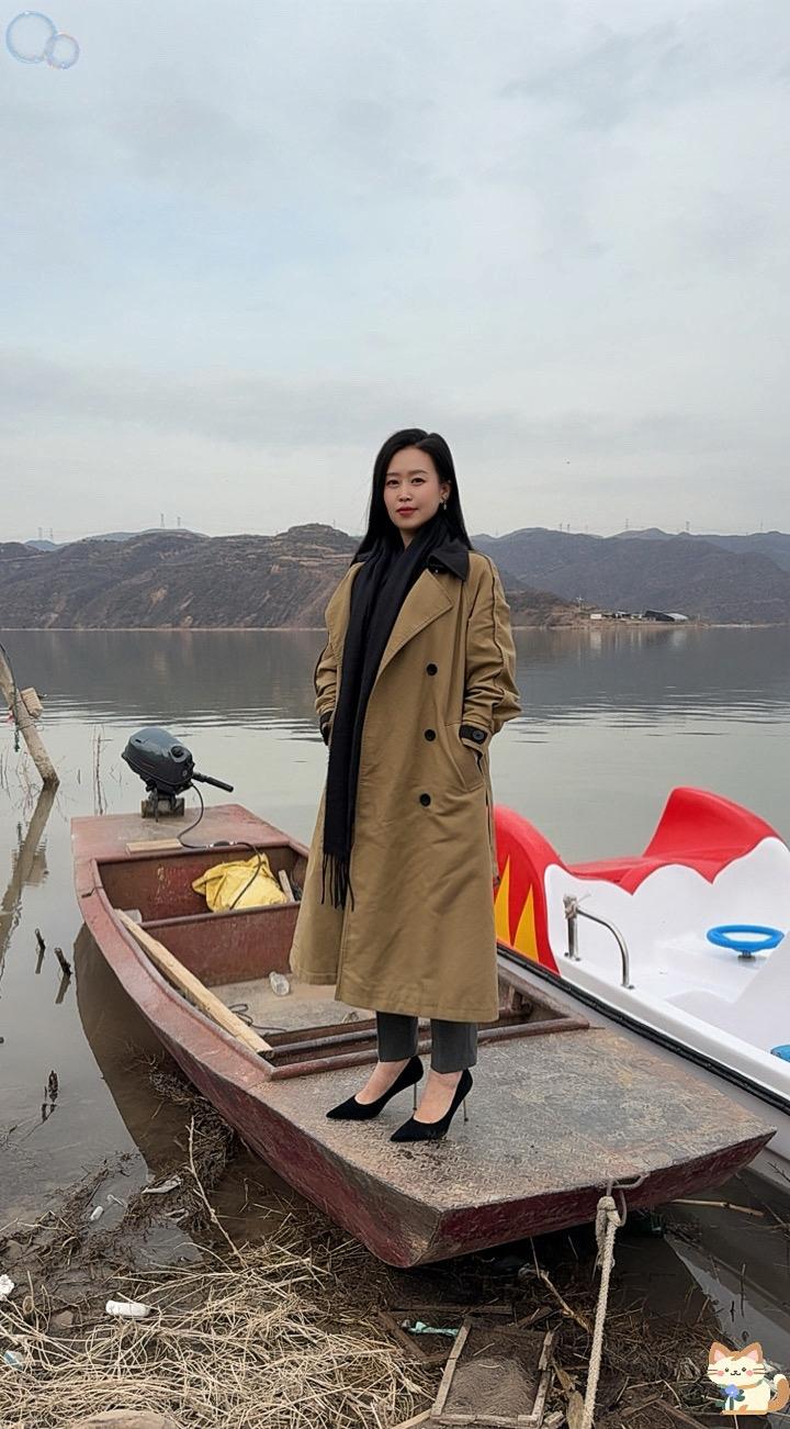 爱不需要钱，但是证明爱需要，物质不能代替爱情，但却是表达爱最好的方式，提钱很俗的