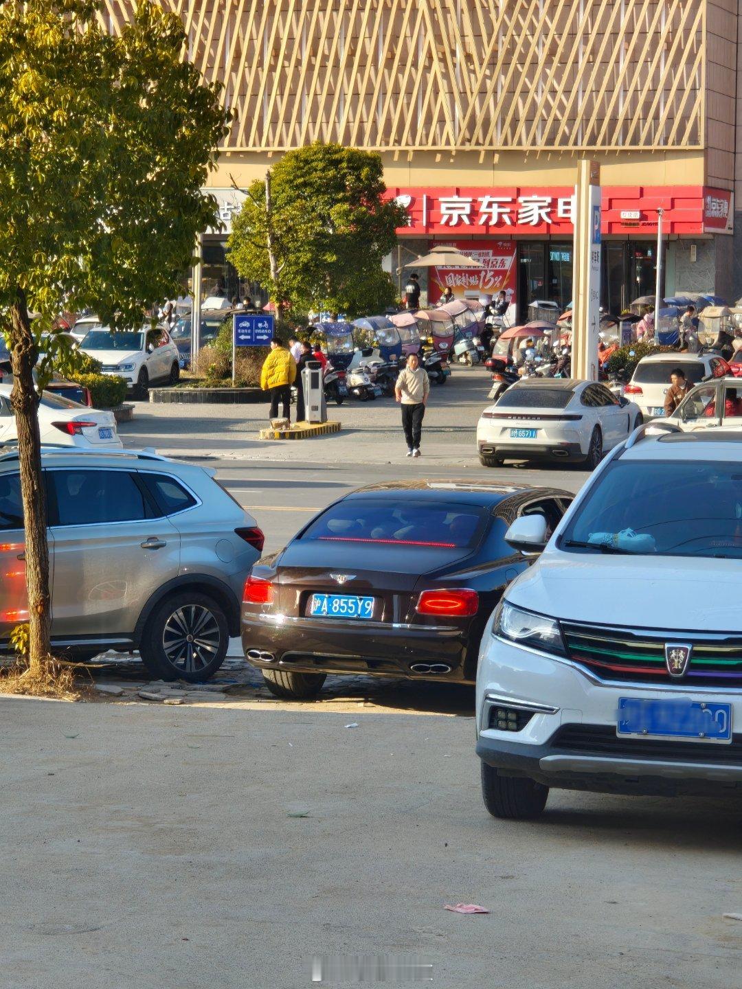 刚在18线小县城看到一辆沪A宾利，谁认识这是哪款？价值几何