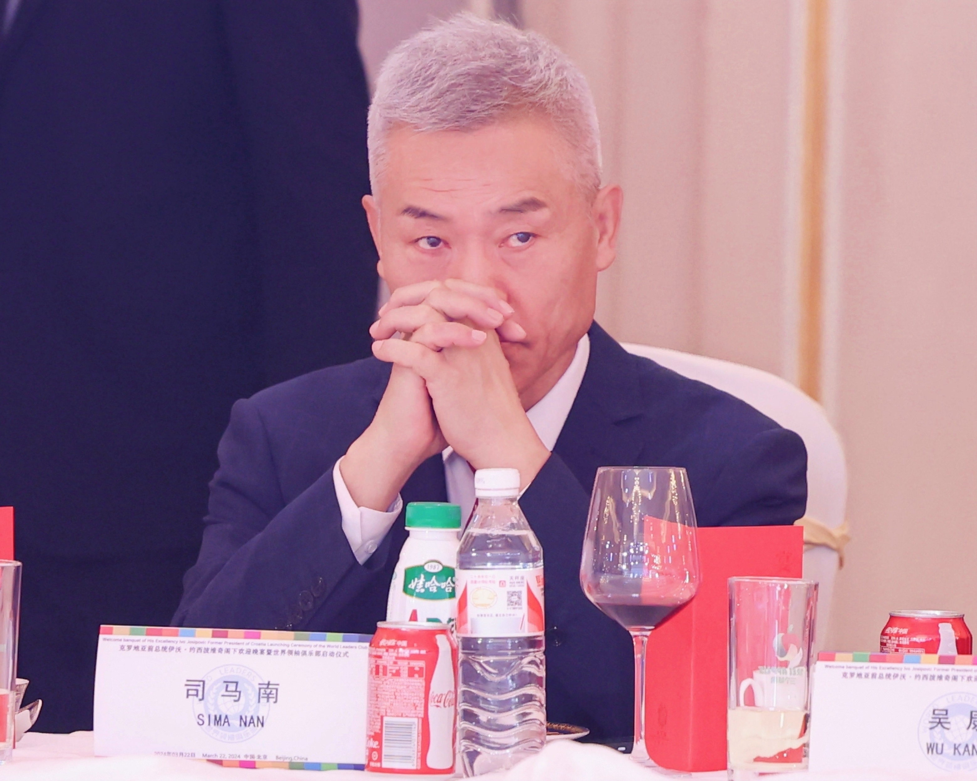 主办方余先生给我提了个建议：以后能不能别那么严肃，毕竟是别国的领导人，您挨着依沃