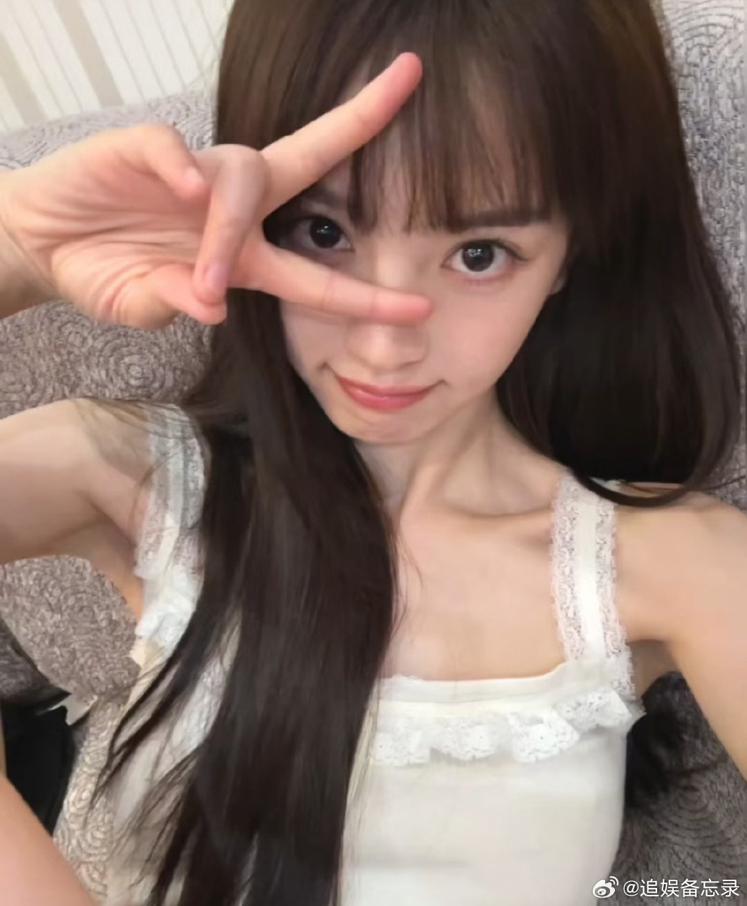 上海偶遇田曦薇逛街小田这是在我的生活里装了监控吧！营业的时候全程元气在线，给粉丝