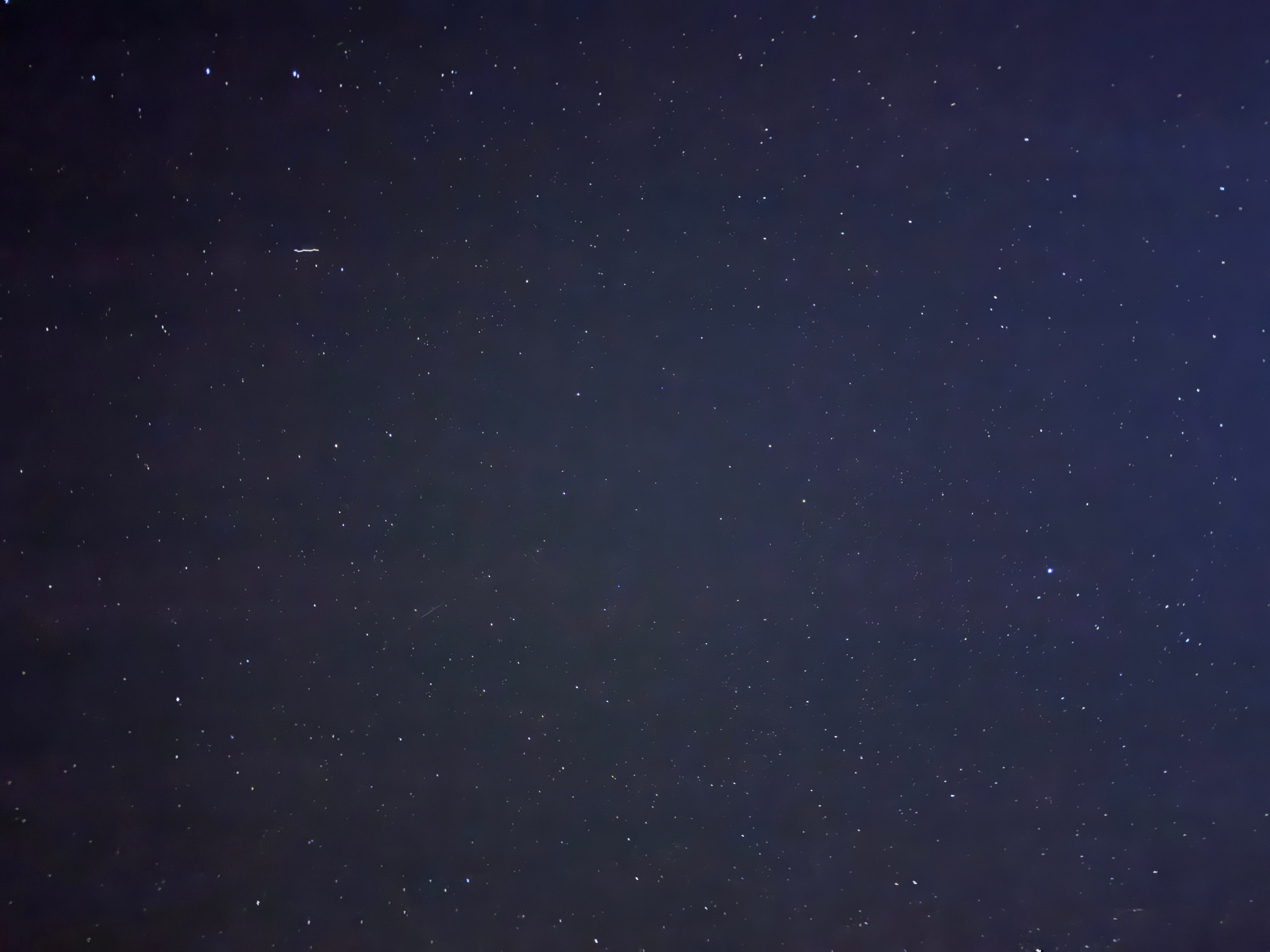 外面的星空好漂亮啊！别睡了出来拍星空了