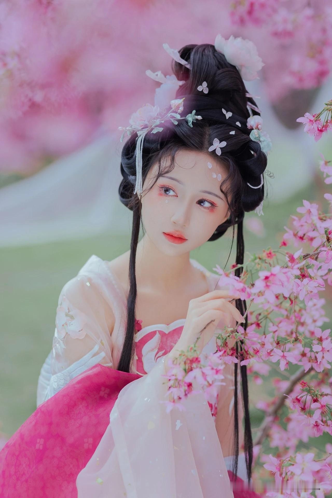 一个古风美女在赏花。古典国风美人 绝世古风美女 古典汉服美人 少女古风拍照 古风