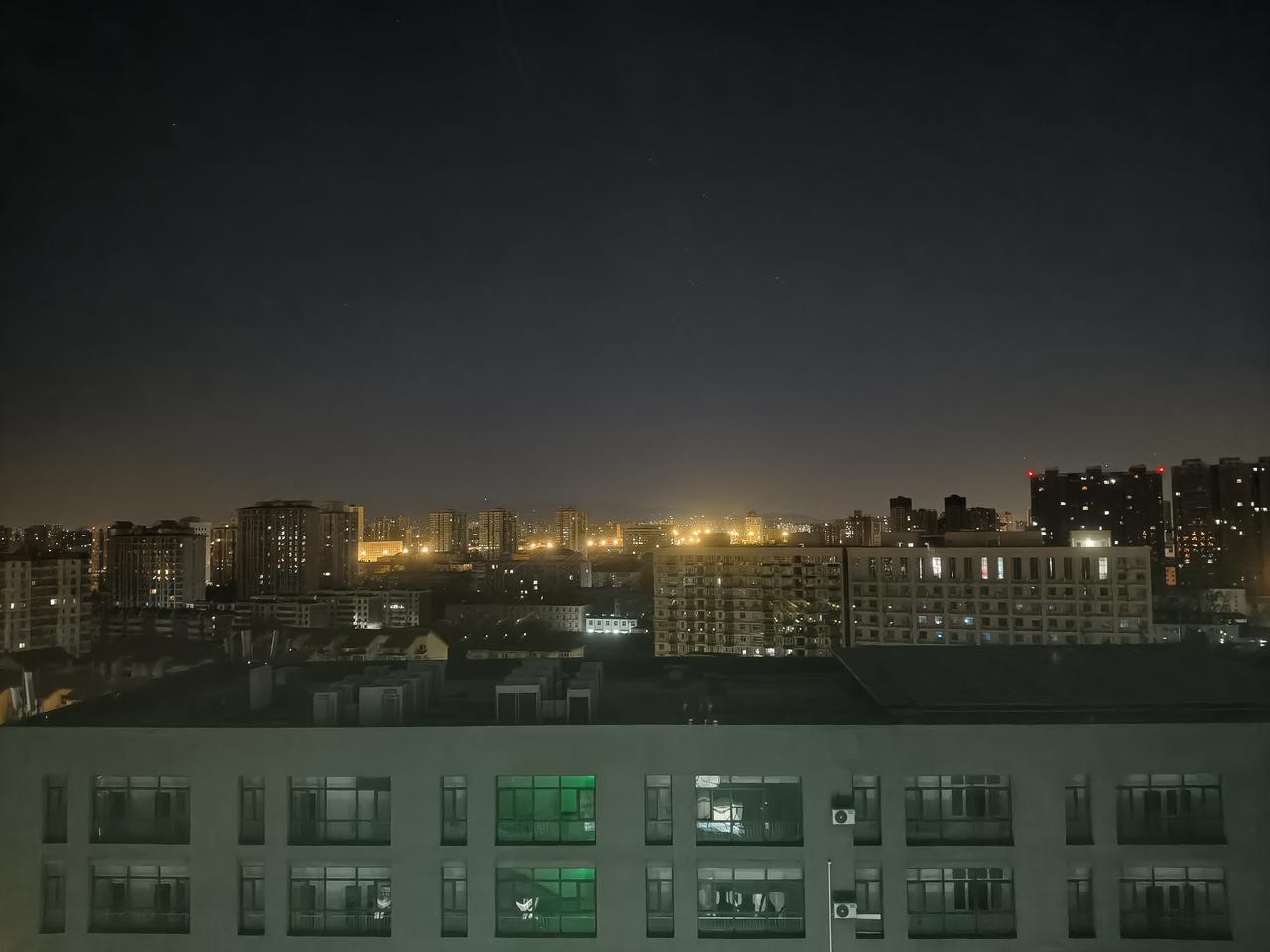 夜晚城市灯火阑珊，万家灯火映照着都市的繁华与宁静。
这就是早上五点多钟的京都某街