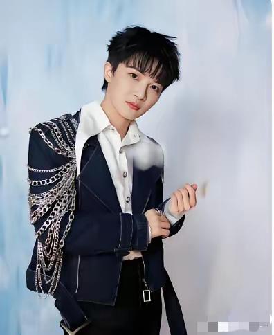 5600块钱，就让整个娱乐圈脸红了。春晚演完，周深没急着走，拿着一沓厚厚的红票子