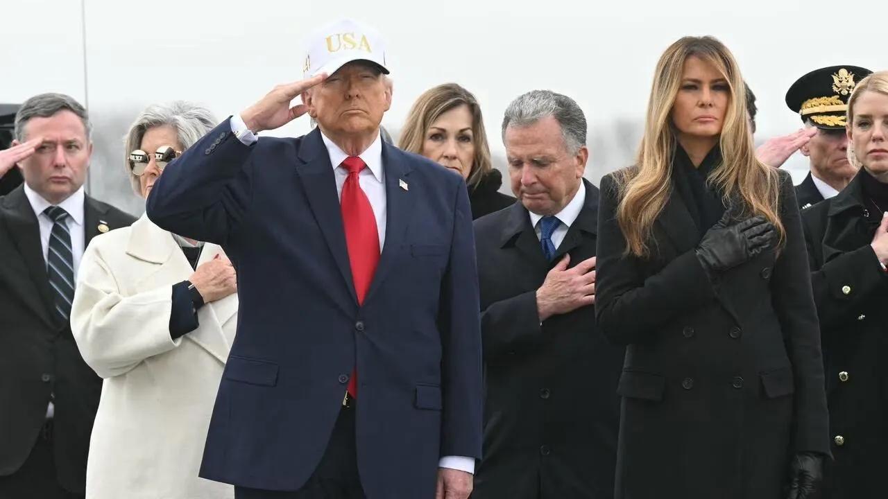 特朗普迎接美国阵亡士兵遗体棺木并威胁伊朗。

美国总统在关于霍尔木兹海峡局势的声