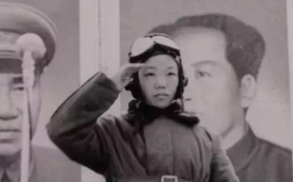 1949年，国军飞行员杨保庆，驾机起义飞往北平！而飞机上装着4.6吨银元，大约1