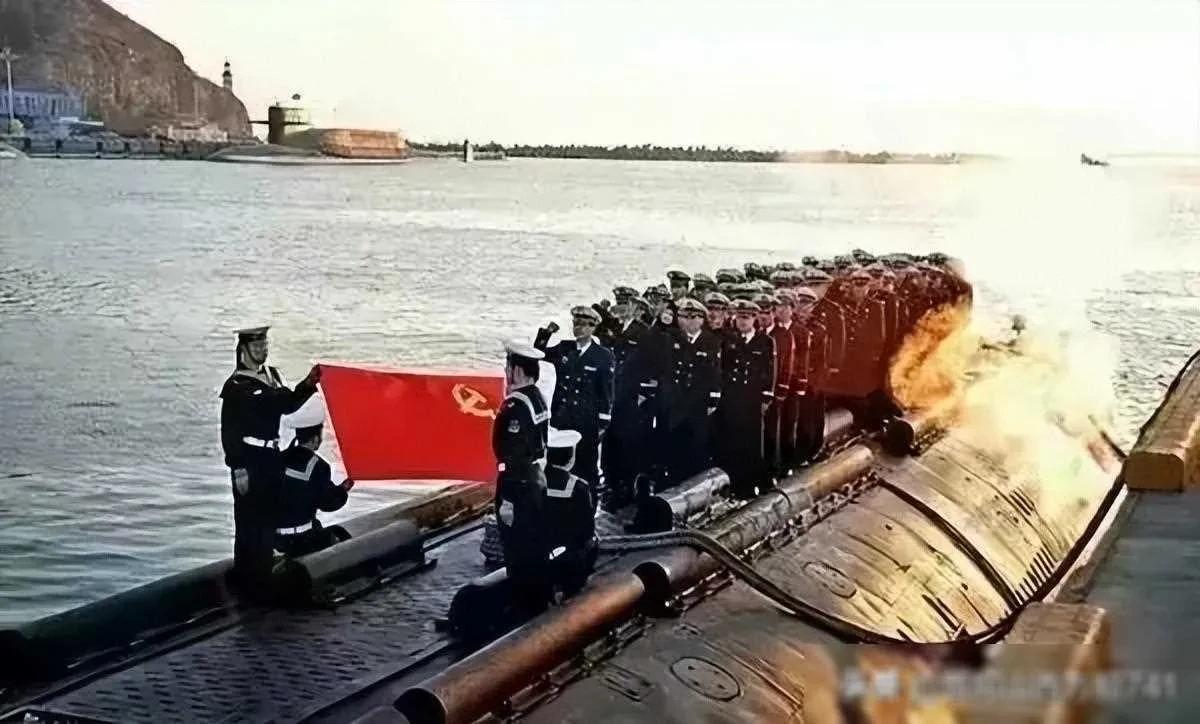这艘中国海军潜艇的甲板很有特色，如果能认出来是何种潜艇，说明你够资深、够专业的！