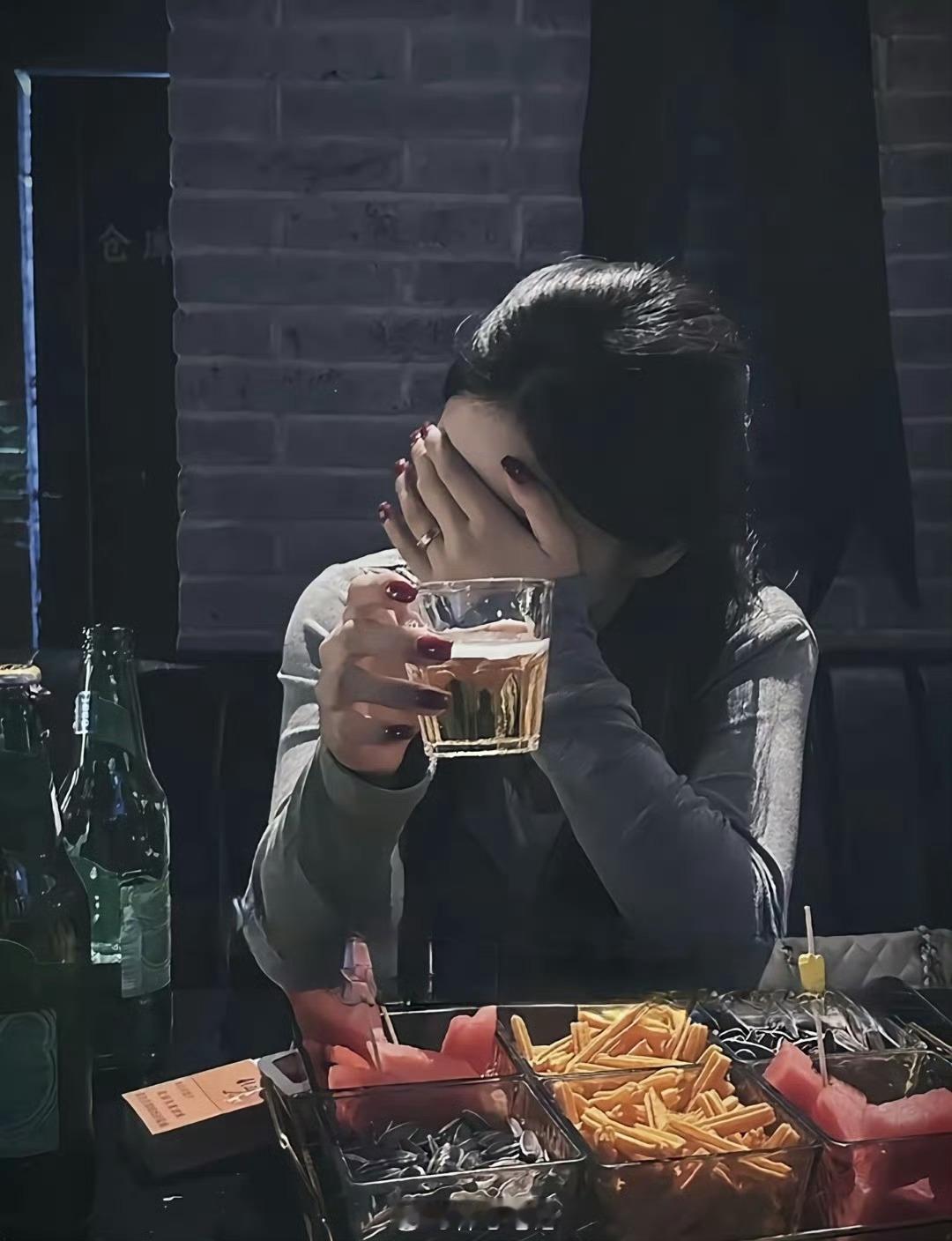 审判自己要比审判别人难得多。如果你能正确地审判自己，那你就是真正的聪明人。  ​