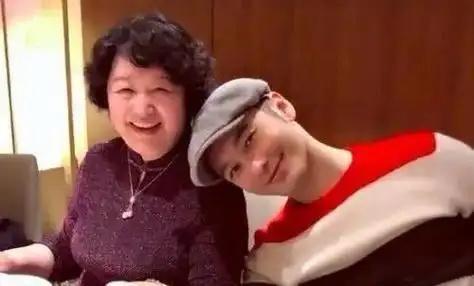 告别婚姻，不告别责任与温情。杨颖和黄晓明家人的相处模式太圈粉，饭后挥手告别的默契