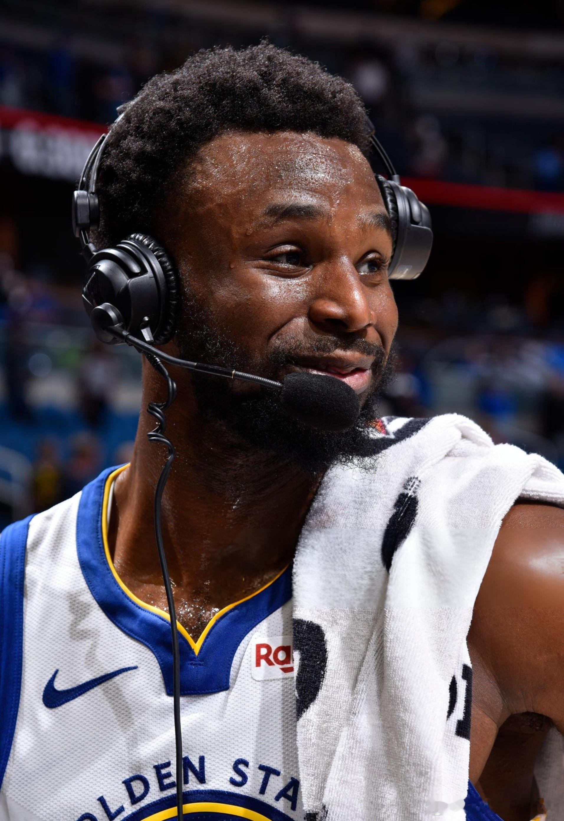 害搁这笑呢[二哈][二哈]#金州勇士[超话]##安德鲁维金斯[超话]# ​​​