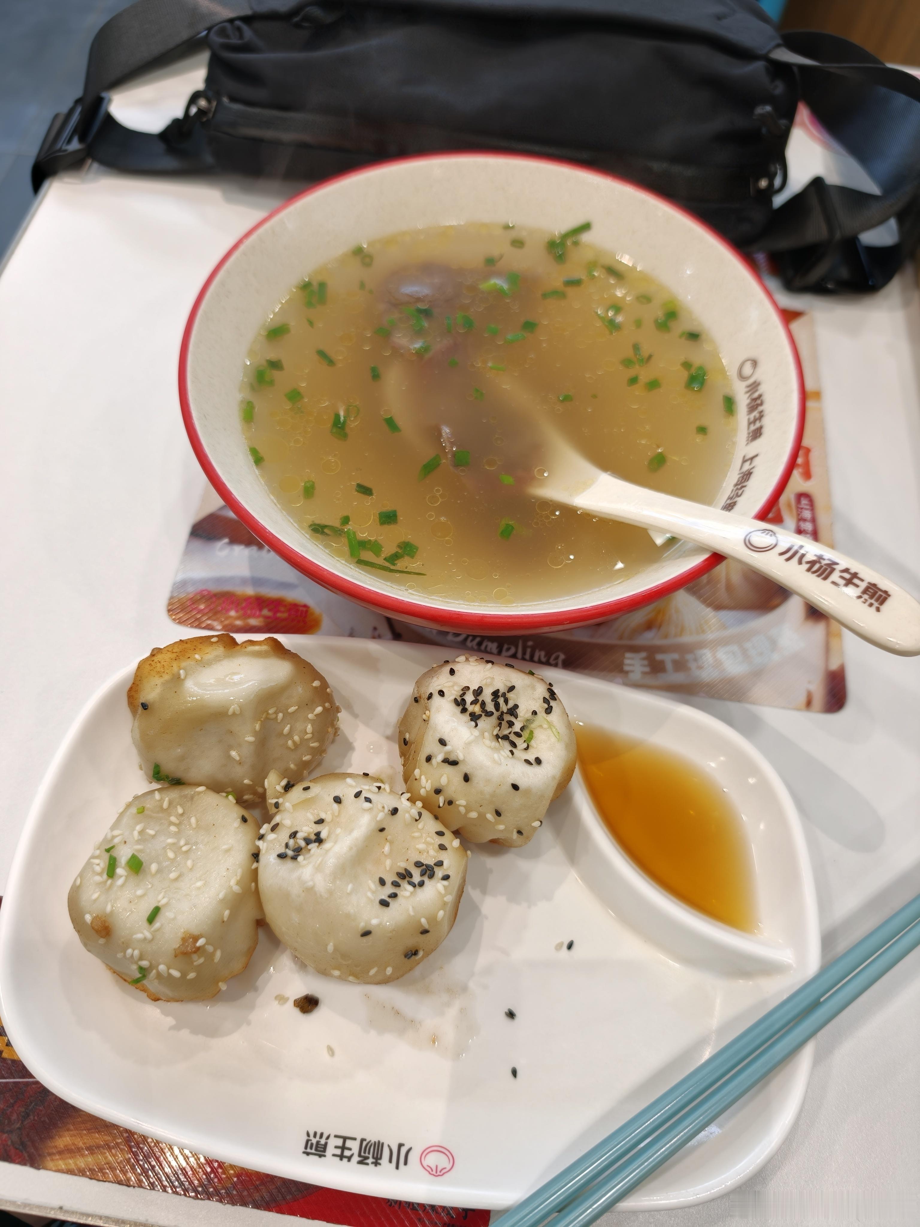 生煎包真的是怎么吃都吃不腻，可惜青岛没几家做得好的。 上海·巴黎春天(浦建店)