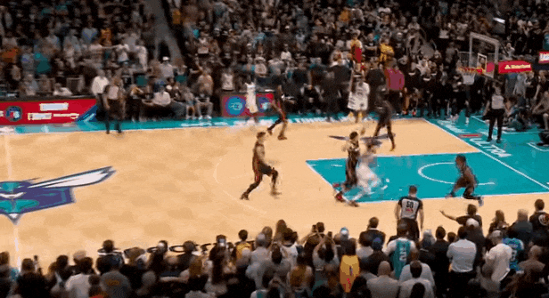 三球附加赛加时绝杀热火附加赛加时赛，黄蜂和三球都好“颠”……看着每个球都跟喝醉了