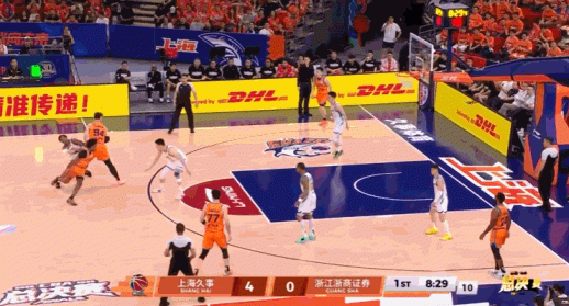 上海久事中锋王哲林真是太神勇了！在今天上海久事主场迎战浙江浙商证券的总决赛G5，
