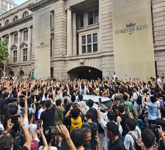 万人空巷！詹姆斯中国行外滩活动现场聚集了无数球迷，挤得水泄不通。

追星一时爽，